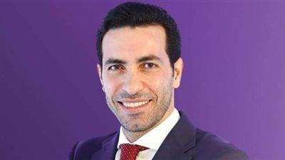 لاعبو الأهلي يهدون أبو تريكة تيشيرت يحمل توقيعاتهم