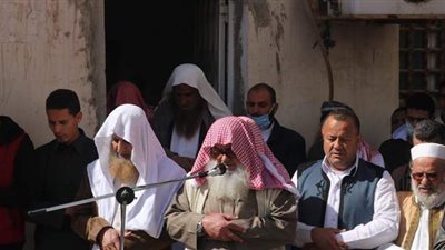 5 صور ترصد صلاة الجنازة على جثمان الفنان علي حميدة في مطروح