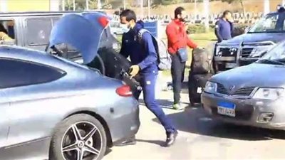 مروان محسن يغادر مطار القاهرة مسرعا ويرفض التقاط الصور التذكارية