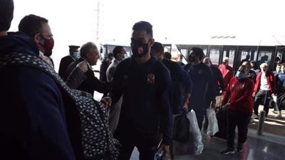 أعضاء مجلس إدارة الأهلي يستقبلون البعثة بالورود