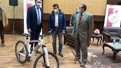 وزير الشباب يسلم المرحلة الأولى من «دراجتك.. صحتك» | فيديو