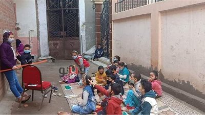 أصغر مدرسة: أدرس للأطفال دون مقابل.. والأهالى تفاعلوا مع التجربة | فيديو