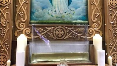 لحظة نزول الزيت من صورة السيدة مريم بكنيسة الأنبا بيشوي في بورسعيد |فيديو و صور