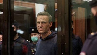 أثناء محاكمته.. نافالني يطالب رئيسة المحكمة بـ 