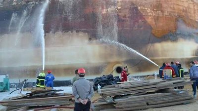 محافظ السويس يتابع إخماد حريق شب بمخزن بترول تحت الإنشاء