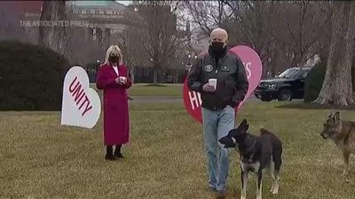 بايدن وزوجته يحتفلان بعيد الحب في البيت الأبيض | فيديو وصور