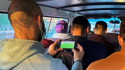 عشق لا يعرف المستحيل.. مشجعو الأهلي يشاهدون مباراة بالميراس داخل الميكروباص | فيديو