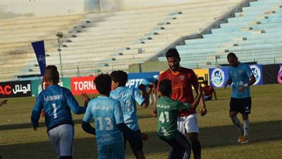 جماهير المحلة يلتقطون الصور التذكارية مع صالح جمعة ومحمد إبراهيم | صور