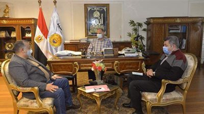 محافظ أسيوط يناقش خطة تطوير ورفع كفاءة ١٩٥ مكتب بريد