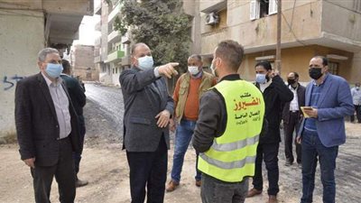 محافظ أسيوط يشدد على مراعاة معايير الجودة في رصف الطرق | صور