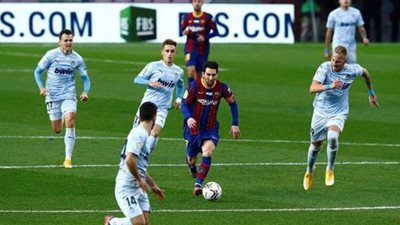 ميسي يقود تشكيل برشلونة المتوقع في مواجهة ألافيس الليلة بالليجا