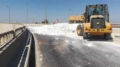 انقلاب جرار بمقطورة على كوبري طما العلوي بسوهاج |صور