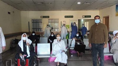 نائب محافظ قنا يتابع أعمال القافلة الطبية المجانية بقرية بئر عنبر