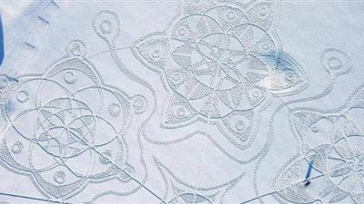 فنان فنلندي يحول الثلوج إلى لوحة 