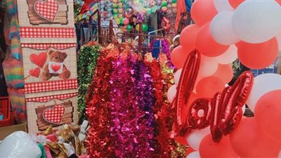 عيد الحب في زمن كورونا.. ارتفاع أسعار الهدايا وركود أسواق الإسكندرية | صور