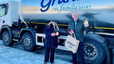 المرأة الخارقة.. دفعت شاحنة ضخمة إلى أعلى تل ثلجي