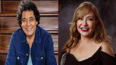 محمد منير يقبل يد ليلى علوي أثناء الغناء.. والفنانة ترد بهذه الطريقة