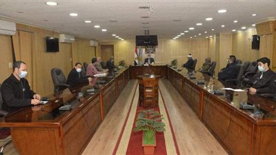 محافظ أسيوط يلتقي أهالي صدفا لمناقشة طلباتهم