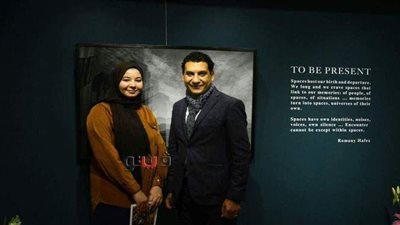 TO BE PRESENT.. معرض استثنائي لـ«روماني حافظ» يرصد خفايا الواقع| فيديو وصور