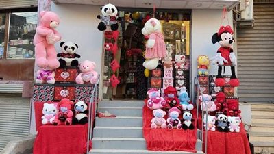 صاحب محل هدايا بالأقصر يضع كمامات على دباديب عيد الحب لتوعية المواطنين | صور