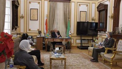 الخشت يتابع أعمال كلية الآداب لاندماجها في المنصة التعليمية الذكية لجامعة القاهرة