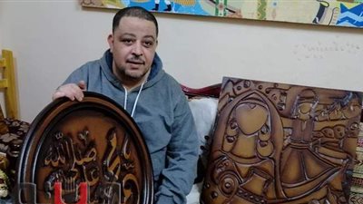 مهنة أوشكت على الانقراض.. قصة مدرس بدرجة فنان في النحت على الخشب بقنا.. ويكشف سر استمرار سمعة خان الخليل في الحرف اليدوية| فيديو وصور