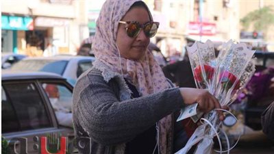 البلدي يكسب.. إقبال على الورد وهدايا عيد الحب في مطروح |فيديو