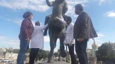 حي وسط الإسكندرية يبدأ حملة لصيانة تماثيل الميادين | صور