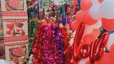 غرائب عيد الحب.. قدمت لزوجها صور فتيات أعجب بهن على الانستجرام | فيديو