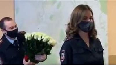 ملازم روسي يستغل عيد الحب لطلب الزواج من زميلته في اجتماع رسمي | فيديو