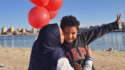 بالورد والبالون.. أم تحتفل بعيد الحب مع نجلها على شواطئ مطروح | صور