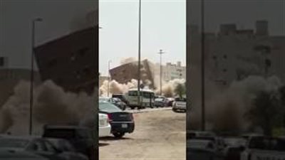 شاهد.. رد فعل أصحاب سيارات لحظة هدم مبنى بشكل مفاجئ