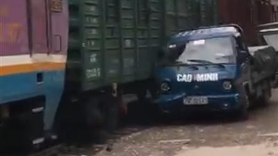 غباء سائق يحطم سيارته على يد قطار مسرع (فيديو)