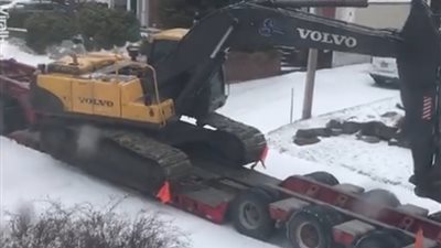 حيلة ذكية لسائق أراد دفع شاحنة ضخمة (فيديو )