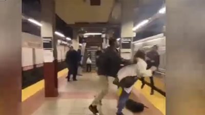 رجل يعتدى على فتاة بطريقة وحشية دون سبب (فيديو)