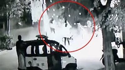 ألعاب نارية تتسبب في انفجار بالوعة صرف صحي (فيديو)