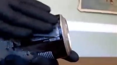 شاب يحول عبوة مشروب لقطعة فنية بيديه (فيديو)