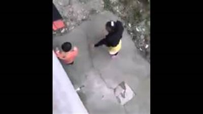 بالفيديو.. امرأة تضرب طفلا بطريقة متوحشة