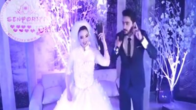 بالفيديو.. عروسان يشعلان حفل زفافهما بأغنية شعبية