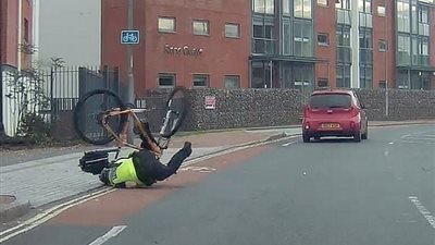 موقف محرج لشرطي يعبر الطريق (فيديو وصور)