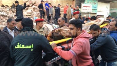 بالفيديو والصور.. لحظة استخراج طفل من أسفل أنقاض منزلي الإسماعيلية