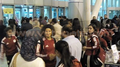 3 بعثات رياضية تصل مطار القاهرة.. «الأهلي» يعود من أنجولا بعد التعادل السلبي مع «ريكرياتيفو».. «إنبي» يصل على الطائرة نفسها بعد الفوز بثنائية على أفريكا سبورت.. ومنتخب ال