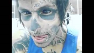 بالفيديو.. «الرجل الشيطان» يمتلك لسانين و«تاتو» مرعب