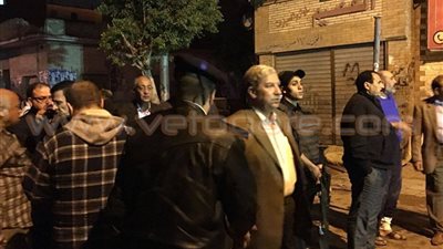 بالصور.. وصول محافظ الإسماعيلية إلى موقع انهيار منزلين بمنطقة المحطة