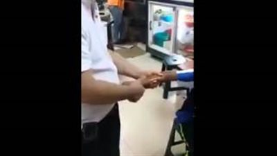 بالفيديو.. أغرب طريقة لعلاج كسور الذراع