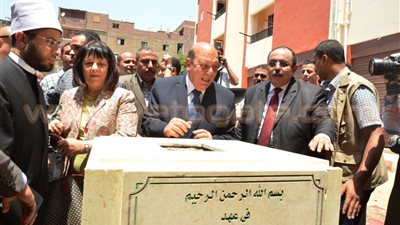 بالصور.. لبيب يضع حجر أساس برجين لسكان العشوائيات