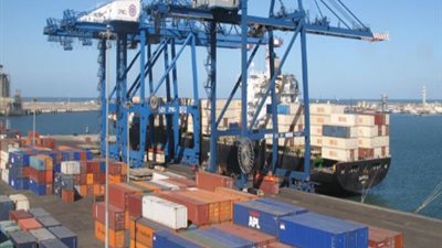 تداول 14 سفينة بميناء دمياط