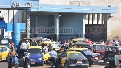 بالفيديو والصور.. أزمة الوقود تشل الحركة المرورية بالغربية