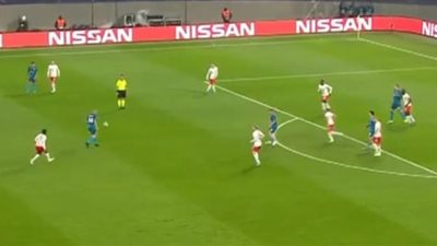 مهاجم لايبزيج يفوز بجائزة أفضل هدف بدوري الأبطال (فيديو)