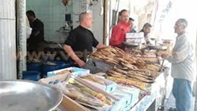 الدمايطة يقبلون على شراء الفسيخ رغم ارتفاع الأسعار